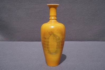 Un vase de type 'laifu zun' en porcelaine de Chine jaune monochrome, Kangxi